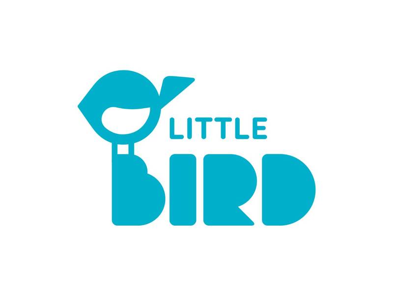 Das Bild zeigt das stilisierte Logo von "Little Bird" in blauer Schrift mit einem minimalistischen Vogelmotiv.