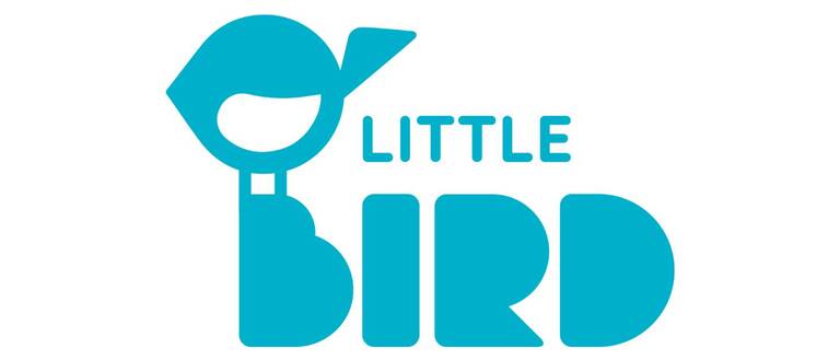 Das Bild zeigt das stilisierte Logo von "Little Bird" in blauer Schrift mit einem minimalistischen Vogelmotiv.