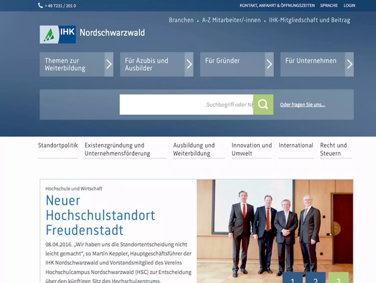 Die Webseite der IHK Nordschwarzwald zeigt Informationen über einen neuen Hochschulstandort in Freudenstadt und darunter steht ein Foto von fünf Anzug-tragenden Personen.