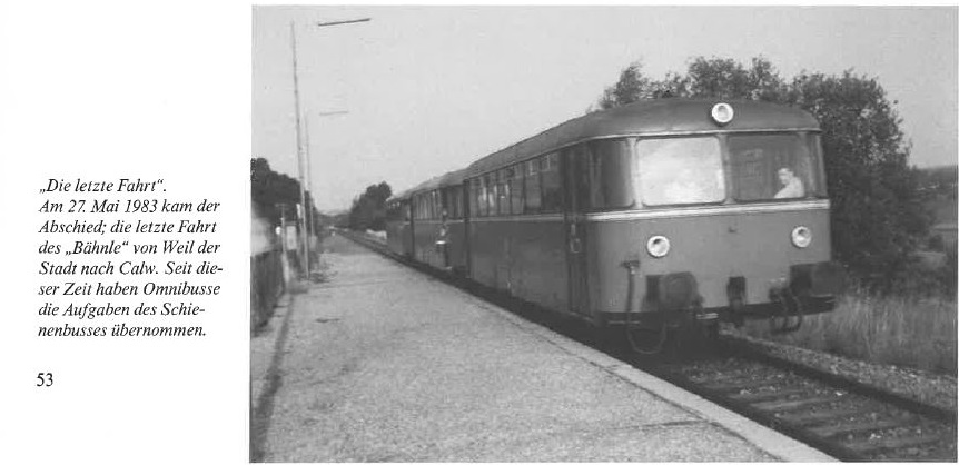 Ein Zug nähert sich einem Bahnsteig auf einer einspurigen Strecke, begleitet von Text über seine letzte Fahrt am 27. Mai 1983.